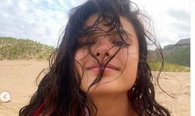 Румяный пирожочек: Michelle Andrаdе снялась в мокром купальнике фото