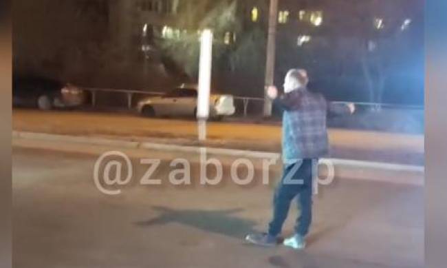 В Запорожье пьяный мужчина устроил опасные игры на дороге - пытался провоцировать водителей  фото