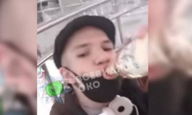 Ради лайков в TikTok блогер избивает девушек в Днепре фото