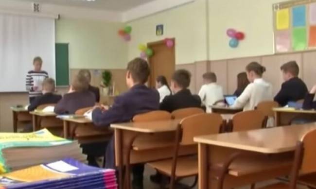 В Киеве уволили двух учителей,  которые отказались преподавать на украинском и оскорбляли детей фото