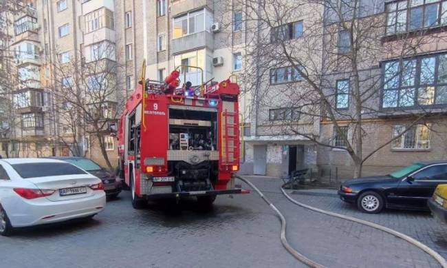 Пожар в многоэтажке Мелитополя: загорелся кондиционер  фото