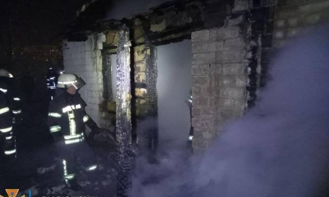 В Запорожье горел частный дом: погиб 7-летний ребёнок и 29-летний мужчина  фото