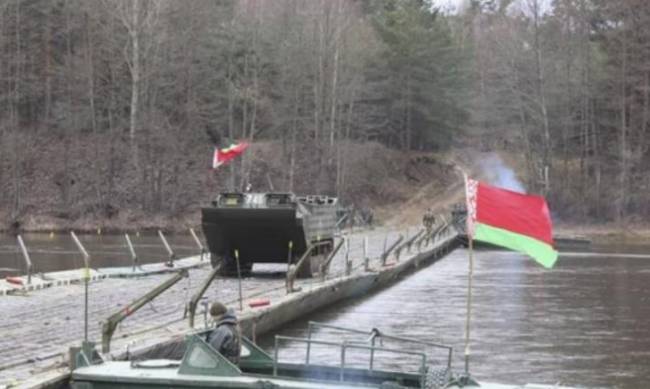 В Беларуси развернули мост через реку в 4 километрах от Украины фото