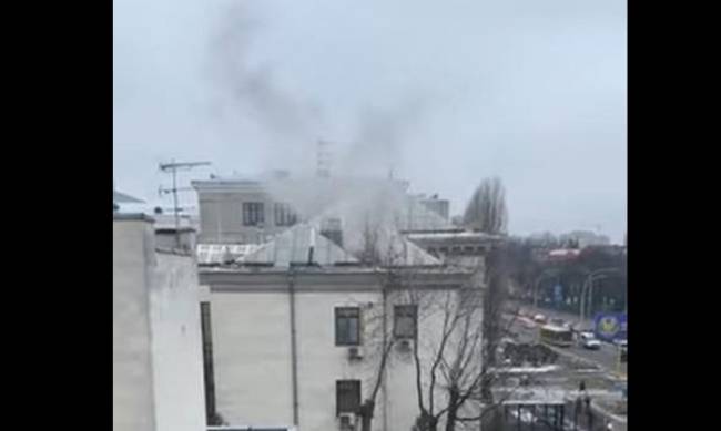 Жгут документы: в Киеве горит посольство России фото