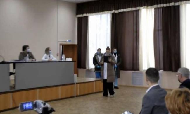 Психиатры пришли госпитализировать российского депутата прямо во время сессии фото