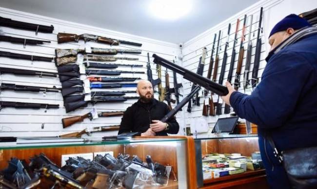 Украинцев будут вооружать: депутаты разрешили покупать огнестрельное оружие фото