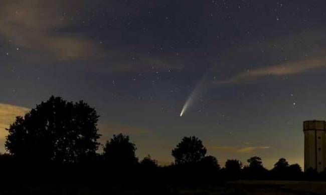 К Земле стремительно приближается «рождественская комета» фото