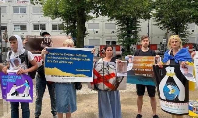 Про полонених мелітопольців нагадали у Німеччині  фото