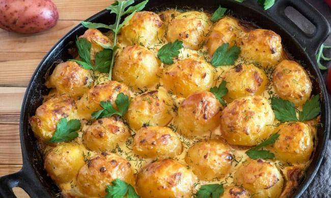Рецепт дня: молода картопля, запечена з сиром фото