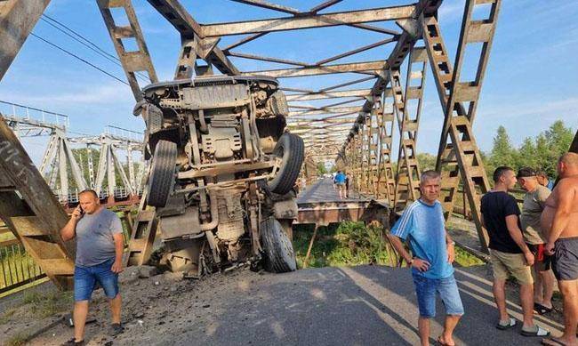 На Закарпатті обвалився міст через річку Тересва: є постраждалі - ФОТО фото