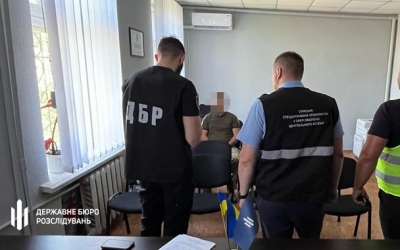 В Сумах ДБР затримало офіцера, який вимагав у військового хабар в 30 тис. грн фото