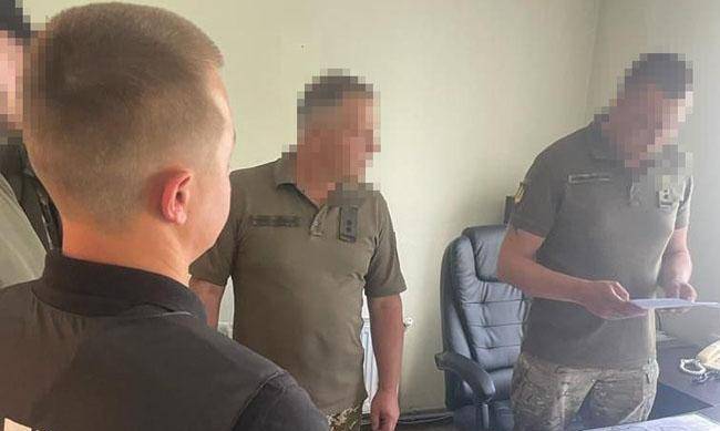 Поліція затримала посадовців військкоматів: вимагали гроші у призовників фото