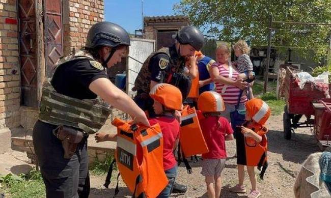 Операція «Евакуація»: запорізькі поліцейські вивозять родини з дітьми, а потім деякі повертаються фото