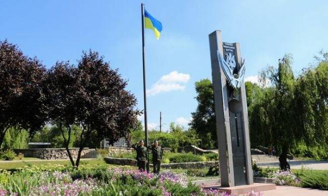 Підняли прапор і запалили свічки: у запорізькому парку пройшла хвилююча церемонія фото