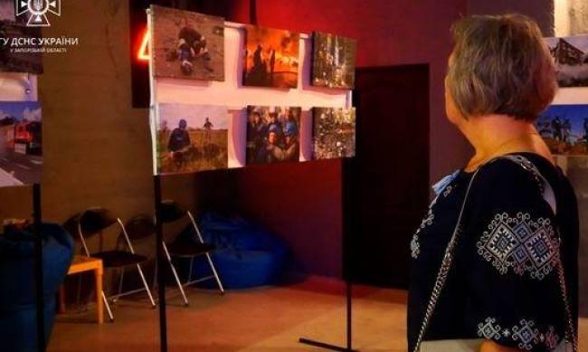 Герої без зброї: у Запоріжжі відкрили фотовиставку про титанічну працю рятувальників фото
