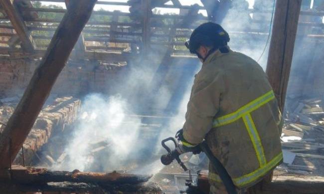 У Запорізький області внаслідок ворожих обстрілів спалахнув ангар  фото