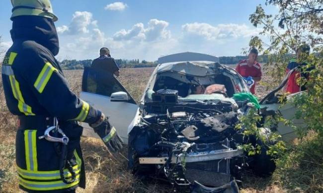 У Запорізькому районі сталася ДТП — водія Mercedes затисло конструкціями машини фото