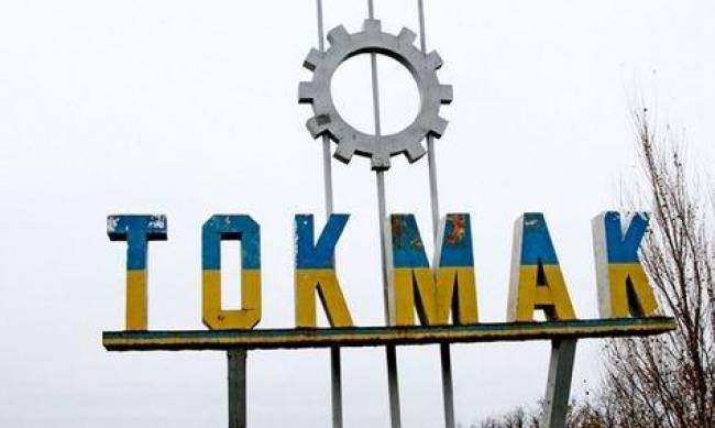 Готують до оборони: на вулицях Токмака побільшало протитанкових їжаків та блокпостів фото