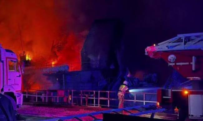 У Севастополі горить десантний корабель класу Ropucha і субмарина Kilo фото