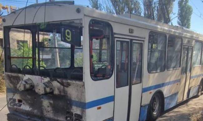 Окупанти обстріляли тролейбус в Херсоні: загинув поліцейський, поранені двоє пасажирів фото