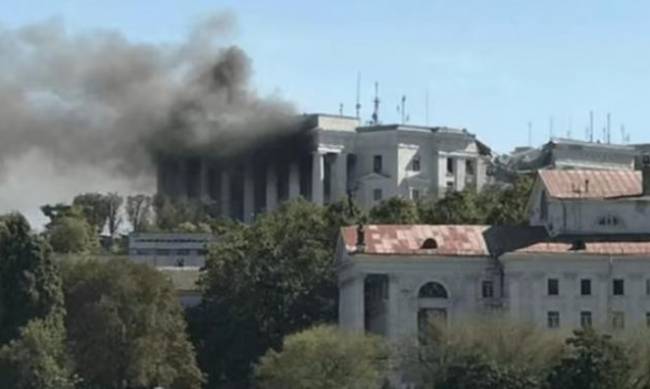 Окупанти повідомили про вибухи в Севастополі: нищать залишки штабу Чорноморського флоту фото