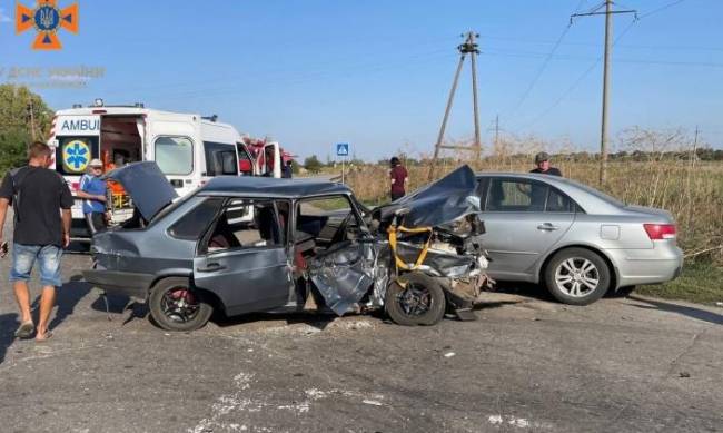 В Запорізькому районі зіткнулися чотири автівки — 23-річну дівчину затисло понівеченими конструкціями  фото