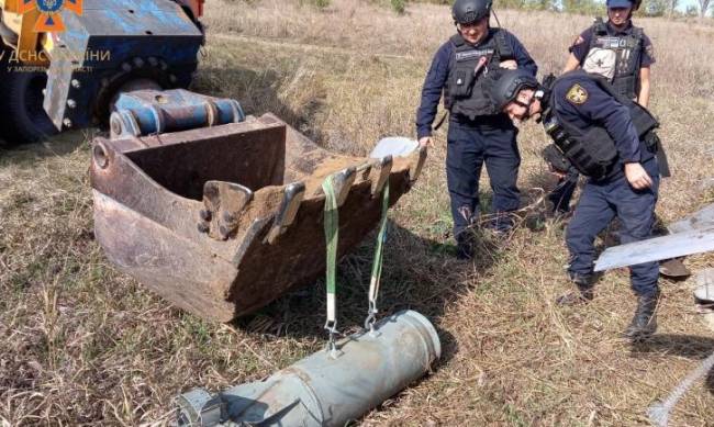 У Запорізькій області комбайнери знайшли ворожу авіабомбу під час прибирання врожаю фото