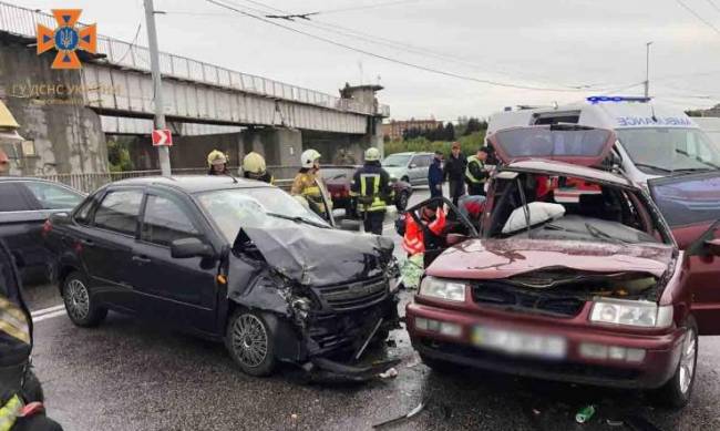 У Запоріжжі зіткнулися дві автівки — серед постраждалих є дитина  фото