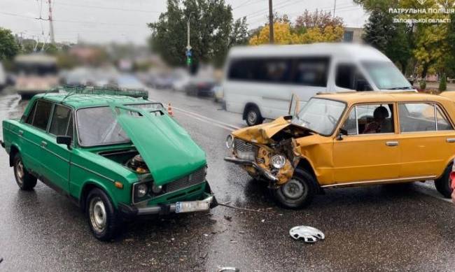 У Запоріжжі на слизькій дорозі зіткнулися дві автівки — постраждала жінка  фото