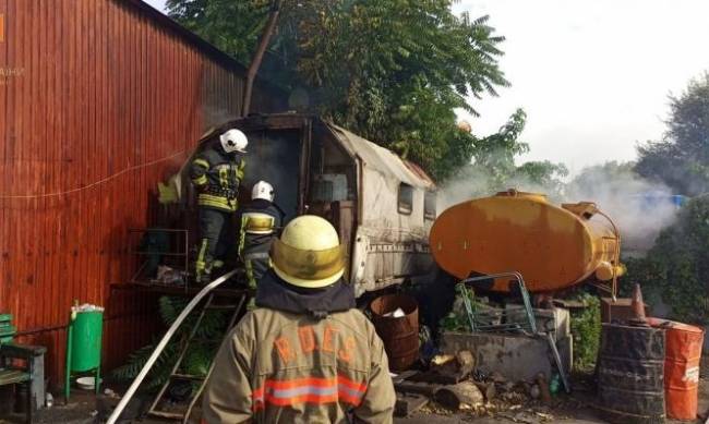 У Запоріжжі спалахнув будівельний вагончик фото