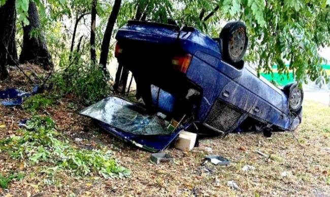 У Запоріжжі перекинулася автівка — водій був у стані алкогольного спяніння  фото