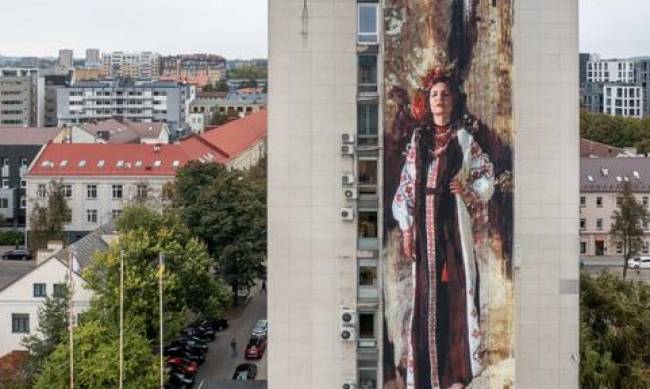 Яскрава і незламна: у Вільнюсі відкрили вже другий мурал з зображенням гарної запоріжанки фото