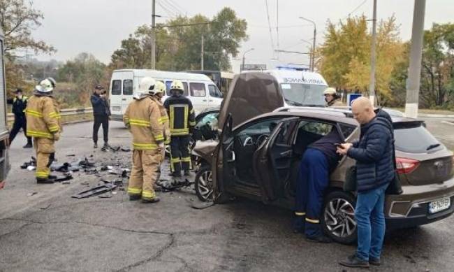 У Запоріжжі зіткнулися дві автівки — водіям була потрібна допомога  фото