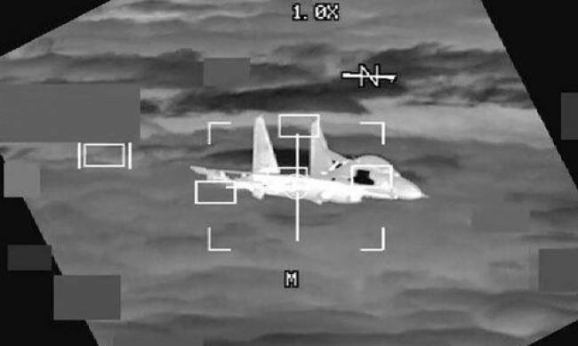 Китайський винищувач пройшов всього за три метри від американського B-52 фото