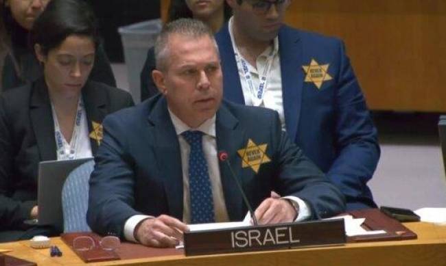 Посол Ізраїлю виступив на Раді Безпеки з жовтою зіркою, щоб присоромити ООН фото