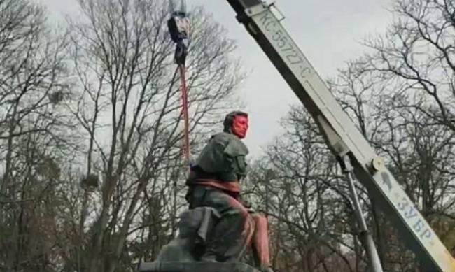 У Києві демонтували памятник Пушкіну фото