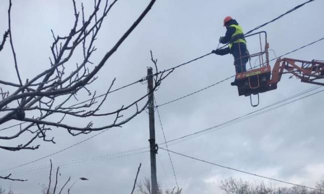 Через негоду частина мешканців Запорізької області залишається без світла фото