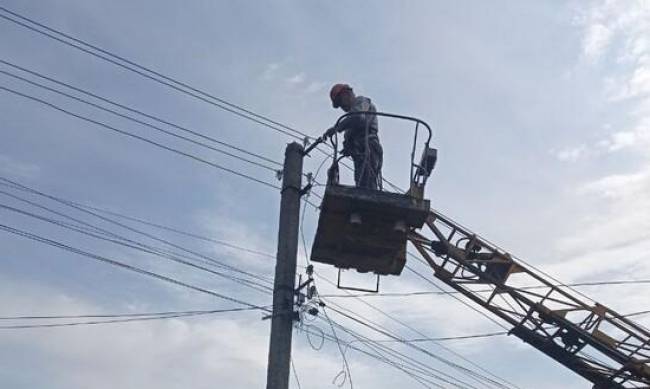 У Запоріжжі відновили електропостачання у будинках, які були знеструмлені через ворожі обстріли  фото