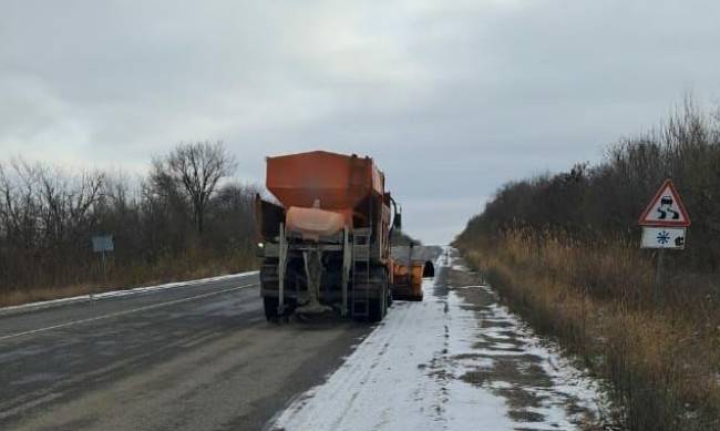 Дороги посипали: у Запорізькій області забезпечили проїзд автотранспорту фото