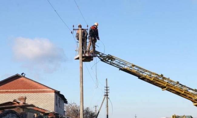 У Запорізькій області відновили електропостачання у 84 населених пунктах, які були  знеструмлені через негоду фото