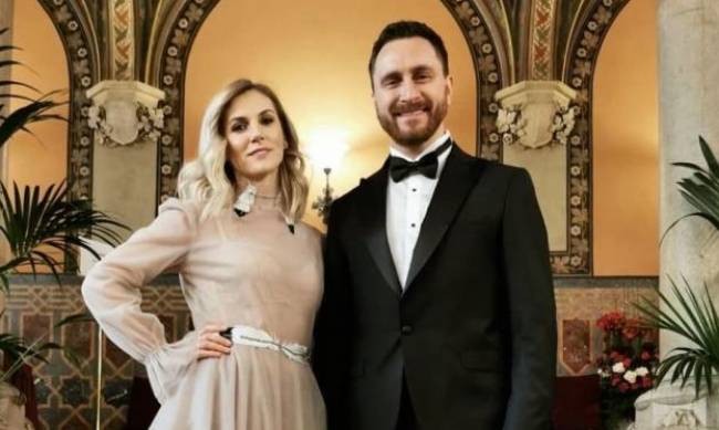 Дружина відомого українського співака розлучається з ним після 20 років шлюбу і шокувала їхнім листуванням фото