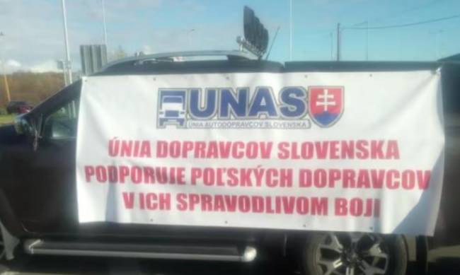 Блокада: на кордоні з Польщею стоять тисячі вантажівок, зі Словаччиною – сотні фото