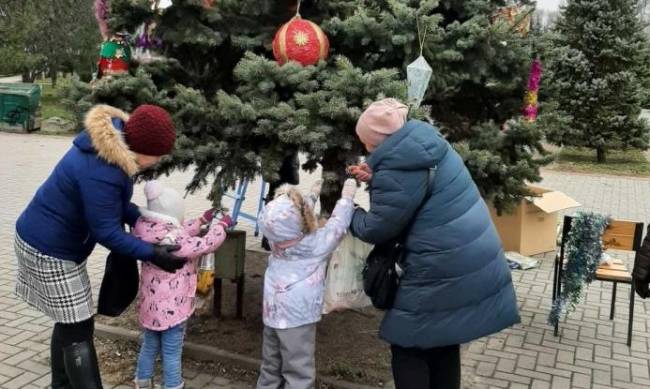 Іграшки виготовили школярі та їх батьки: у Запоріжжі прикрасили вуличну ялинку фото