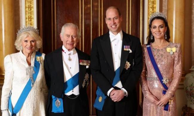 На дипломатичному прийомі. Букінгемський палац представив новий портрет короля Чарльза, королеви Камілли та принца і принцеси Уельських фото
