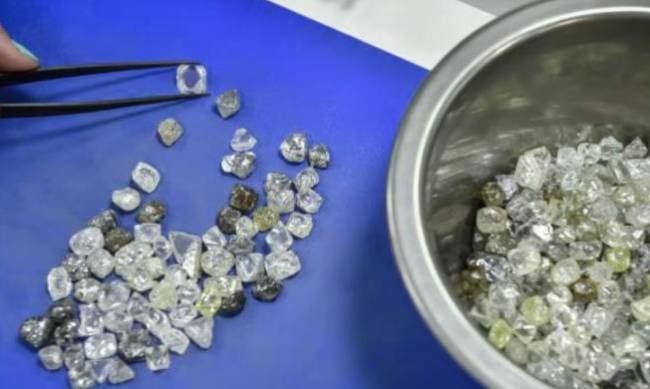 Російські діаманти й ювелірка потрапили під санкції Канади фото