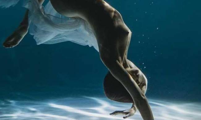 Ірена Карпа засвітила соски у підводній зйомці та розповіла, коли почала безбожно бухати фото