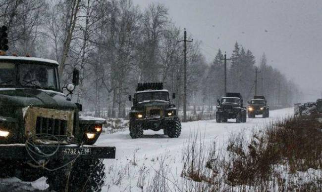 Окупанти перекидають через Маріуполь колони військової техніки в сторону Бердянська фото