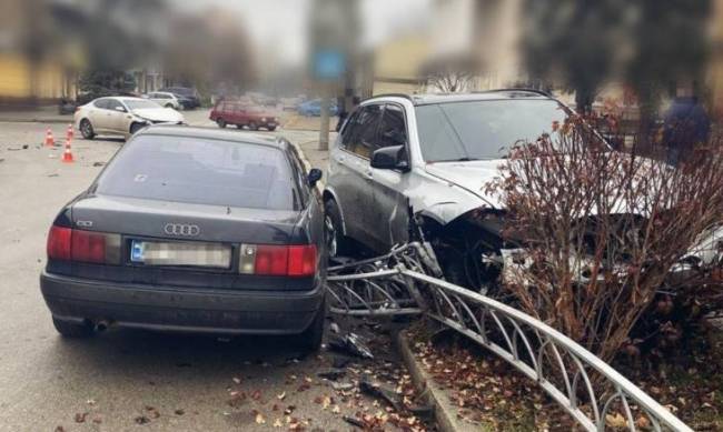 У Запоріжжі зіштовхнулися дві автівки фото