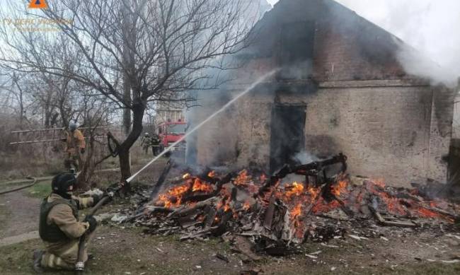  Через ворожий обстріл в Оріхові спалахнув будинок  фото