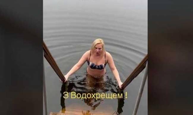 Камалія показалася в купальнику під час купання на Водохреща фото